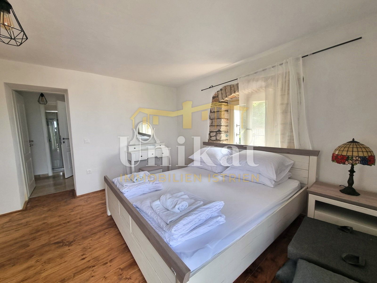 Renovirana kamnita hiša s bazenom 3 km od morja